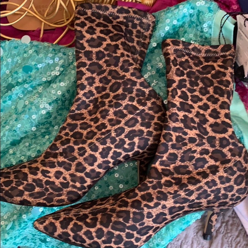 🦋🔥Zara leopard print stretch booties